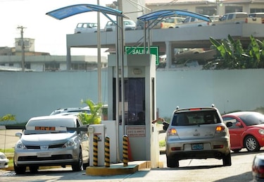 Cobro en los estacionamientos enciende el debate