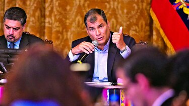 Con la voz de Rafael Correa