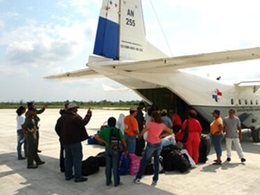 Docentes de la comarca Ngäbe Buglé reclaman transporte aéreo; Meduca asegura que el traslado solo se da al inicio y al cierre del año escolar
