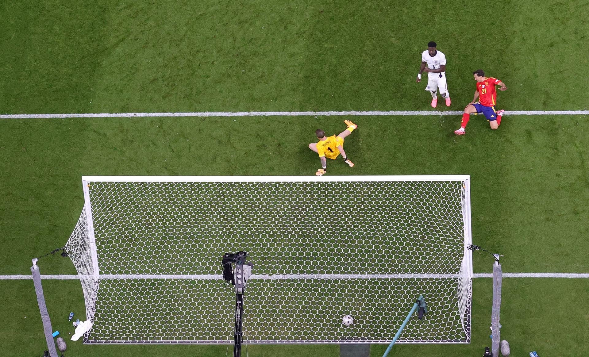 Mikel Oyarzabal (Der.) marca el segundo gol de su equipo durante la final de la Eurocopa 2024 entre España e Inglaterra. EFE
