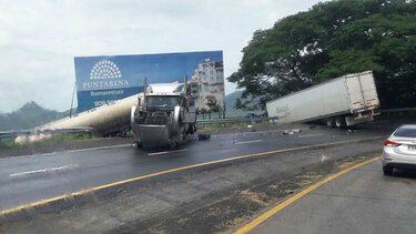 Tráfico pesado por accidente entre articulados en Loma Campana