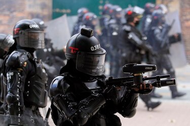 Casi 60 policías investigados en Colombia por violencia en protestas