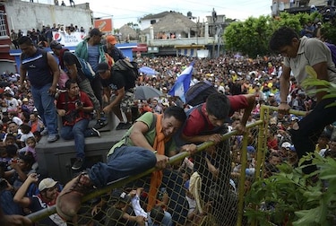 Caravana de migrantes aguarda en la frontera de México tras ser reprimida