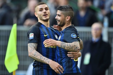 Napoli cumple ante Crotone, Icardi y Banega deslumbran en el Inter
