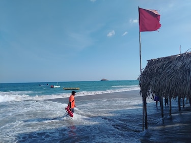 Desaparece turista en Veraguas en medio de fuertes oleajes y colapso de estructuras