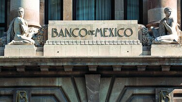 Directivo de Banxico recomienda estar alerta