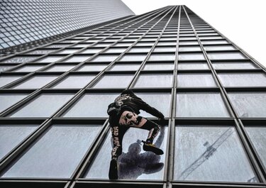 El ‘Spiderman’ francés escala en apoyo a huelguistas