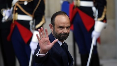 Macron nombra primer ministro y visita a Merkel