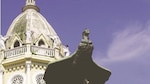 El libertador que domina una plaza bohemia