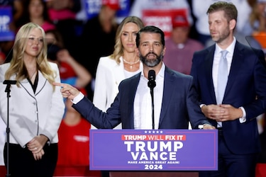 Hijo del presidente Donald Trump llegó a Panamá en medio de tensiones por el Canal