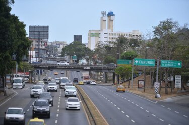 La capital no se detiene: el tráfico se mantiene activo, y la gente sigue en las calles