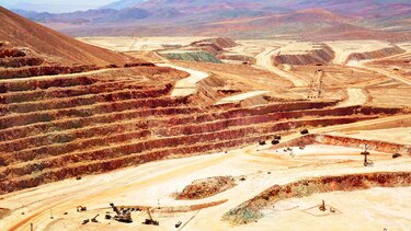 Trabajadores chilenos exigen compra de mina