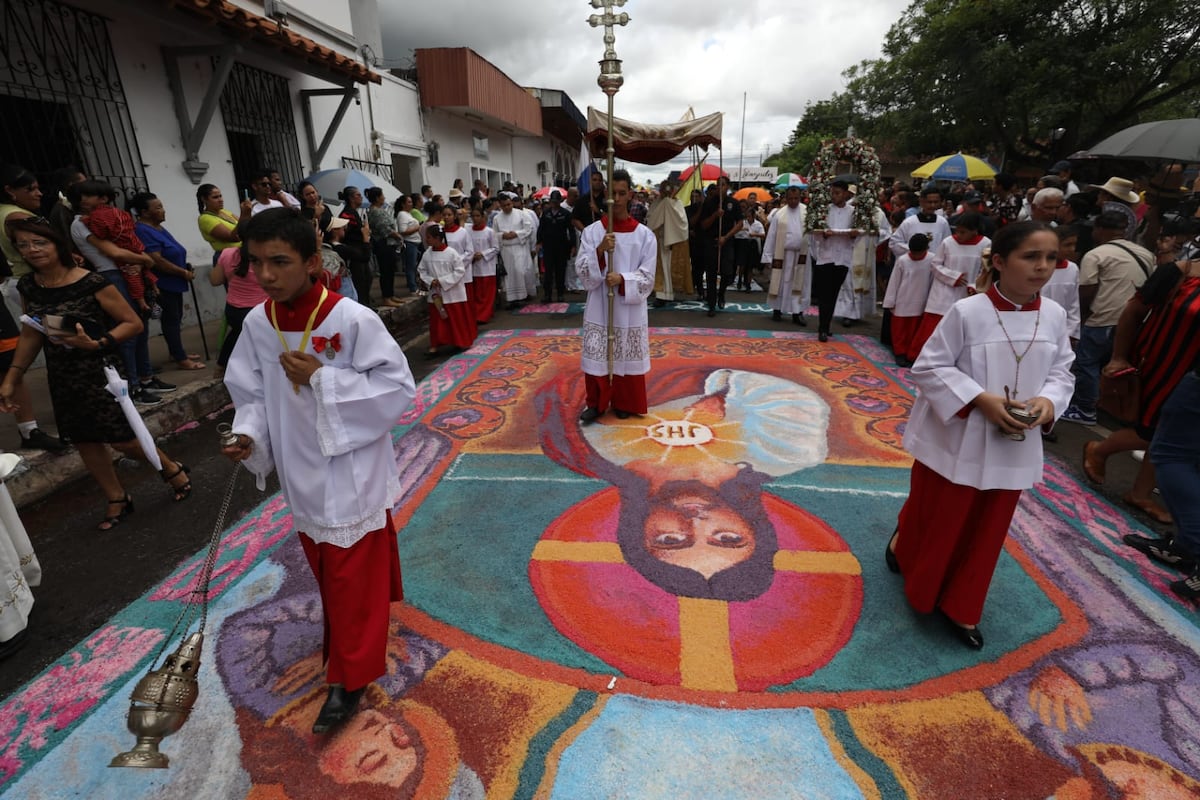 El Corpus Christi llena de colores las calles de La Villa de Los Santos ...