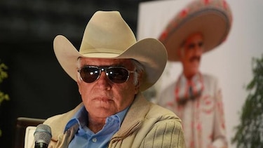 El cantante Vicente Fernández muestra "mejoras progresivas" tras cirugía