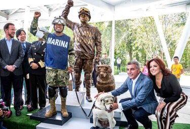 Develan estatua de Frida, la perra rescatista, de México
