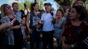 Familiares, artistas y ‘fans’ despiden al cantante mexicano José José en Miami