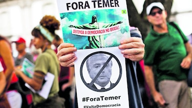Marchan a favor y en contra de Rousseff