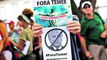 Marchan a favor y en contra de Rousseff
