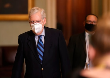 Trump ‘provocó’ la turba que atacó el Capitolio, dice líder de mayoría republicana en el Senado