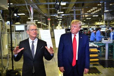 Trump alaba a Cook y Apple con gestos impensados 