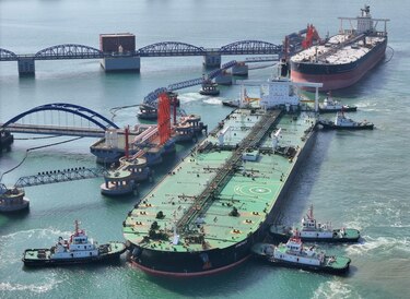 Qué es la flota de buques fantasma por la que se acusa a Venezuela de burlar las sanciones para exportar su petróleo