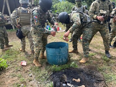 Bloqueos persisten en Bocas del Toro pese a despliegue de Operación Omega