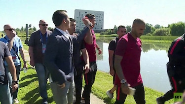 Cristiano Ronaldo lanza el micrófono de un periodista al agua