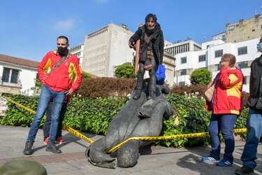 Indígenas colombianos derriban estatua de conquistador español en Bogotá