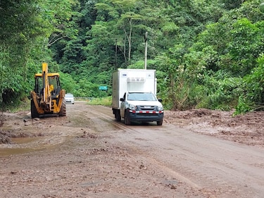 Despejan carretera entre Chiriquí Grande y Gualaca tras deslave por lluvias