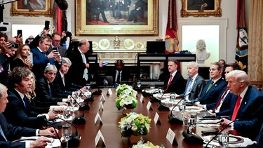 ‘America first, not America Alone’: por qué a Trump le interesa rescatar al gobierno de Javier Milei