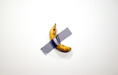 La polémica banana pegada a la pared se vende en una subasta por 6.2 millones de dólares