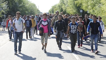Cinco mil migrantes llegan a la frontera con Hungría