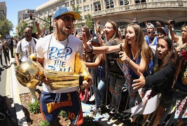 Oakland vuelve a celebrar campeonato de los Warriors