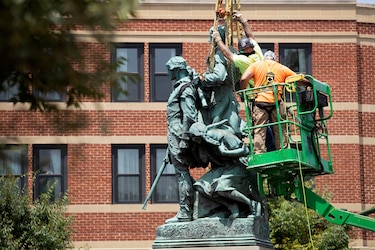 Cuatro años después de las protestas, Charlottesville elimina símbolos de la esclavitud