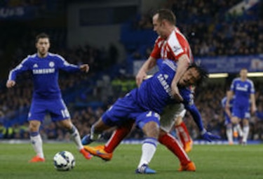 Chelsea sufre ante el Stoke, pero da un paso más hacia el título