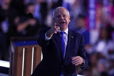 Tim Walz acepta formalmente la nominación a candidato a vicepresidente de Kamala Harris