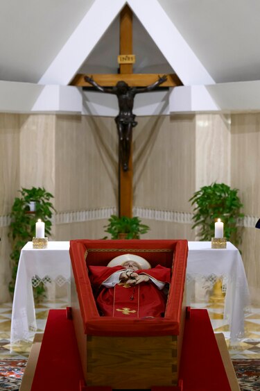 Ritual oficial: El Vaticano publica las primeras imágenes del féretro del papa Francisco