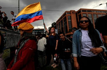 Marcha con artistas da nuevo impulso a inusuales protestas en Colombia
