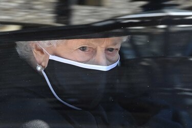 Reina Isabel II pasó la noche del miércoles al jueves ingresada en un hospital