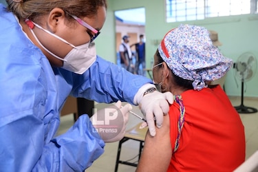 Minsa aplica segunda dosis de vacuna en los  circuitos 8-10 y 8-1 
