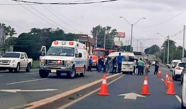 Colisión entre bus y  vehículo deja cinco personas heridas en Chitré