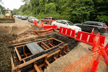 Vecinos de Clayton exigen soluciones ante caos por obras de drenaje