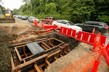 Vecinos de Clayton exigen soluciones ante caos por obras de drenaje
