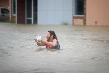 Harvey recupera un poco de fuerza y podría reingresar a Houston