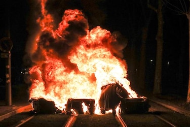 Disturbios y quema de contenedores en París y Burdeos en protestas por reformas de las pensiones 