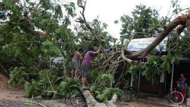 Al menos 42 muertos por tormenta fuera de temporada en India