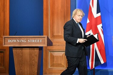 Boris Johnson tildó de ‘inútil total’ a su ministro de Sanidad, según exconsejero