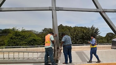 Cierran uno de los puentes sobre el río Santa María en Herrera
