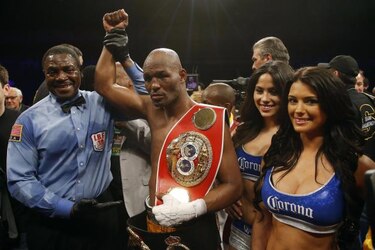 Hopkins gana título medio pesado a Shumenov