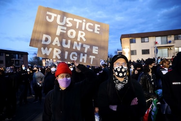 Policía carga contra periodistas durante manifestación antirracista en Minneapolis